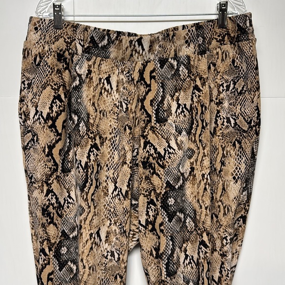Torrid Animal Snakeskin Print Pull-On Taper Stretch Crepe High-Rise Pants 1X - Picture 6 of 13